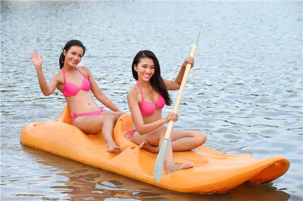 
Sau khi tham gia trận đấu, các cô gái hòa mình vào làn nước trong xanh của bãi biển. Số khác tham gia hoạt động chèo thuyền.